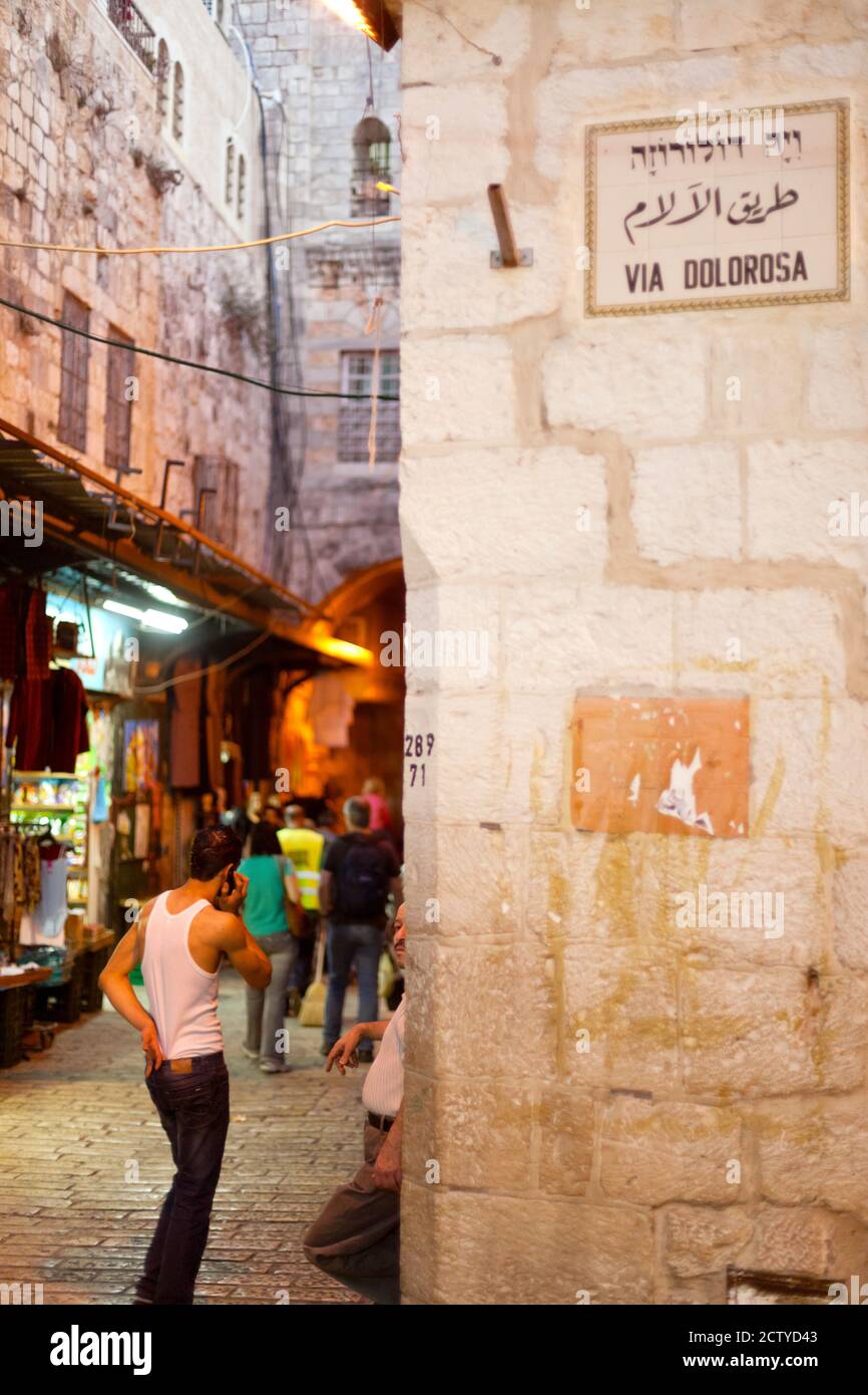 Menschen in einer Straße, Via Dolorosa, Jerusalem, Israel Stockfoto