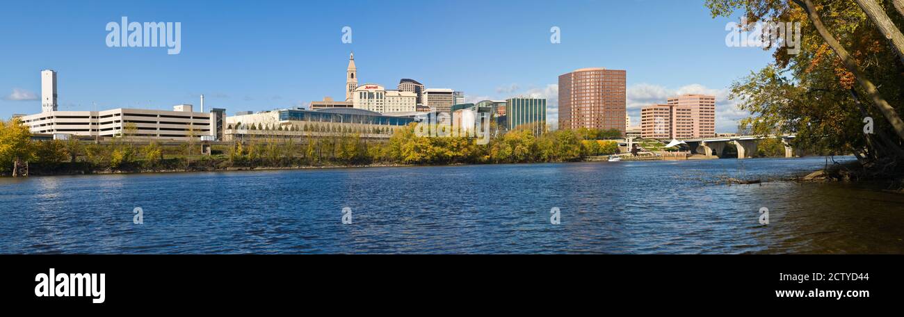 Gebäude am Ufer, Connecticut River, Hartford, Connecticut, USA Stockfoto