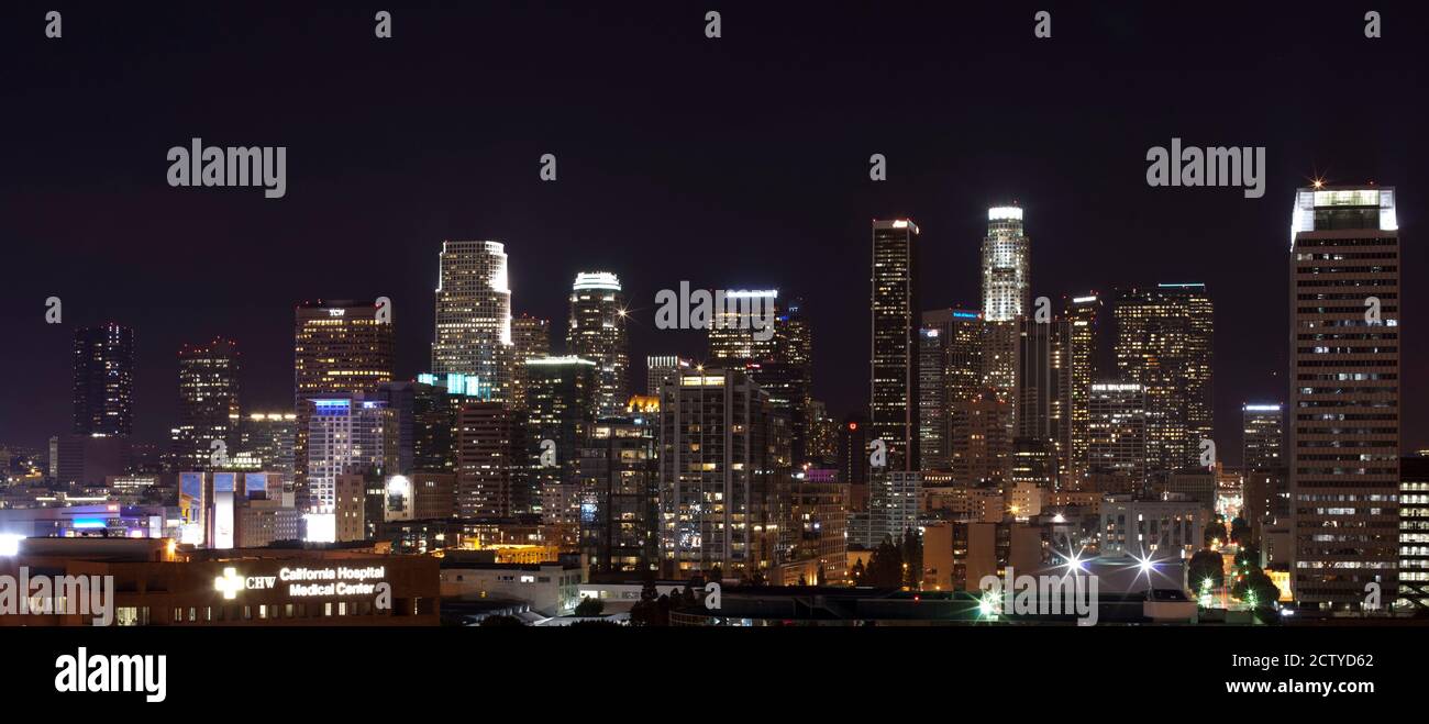 Nachts beleuchtete Gebäude, Los Angeles, Kalifornien, USA Stockfoto