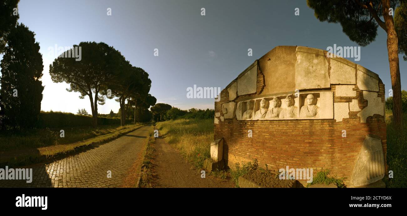 Gräber und Dachkiefern entlang der Via Appia Antica, Rom, Latium, Italien Stockfoto