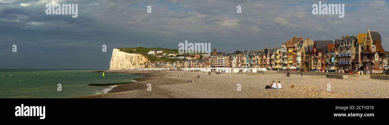 Stadt am Strand, English Channel, Mers-les-Bains, Somme, Picardie, Frankreich Stockfoto