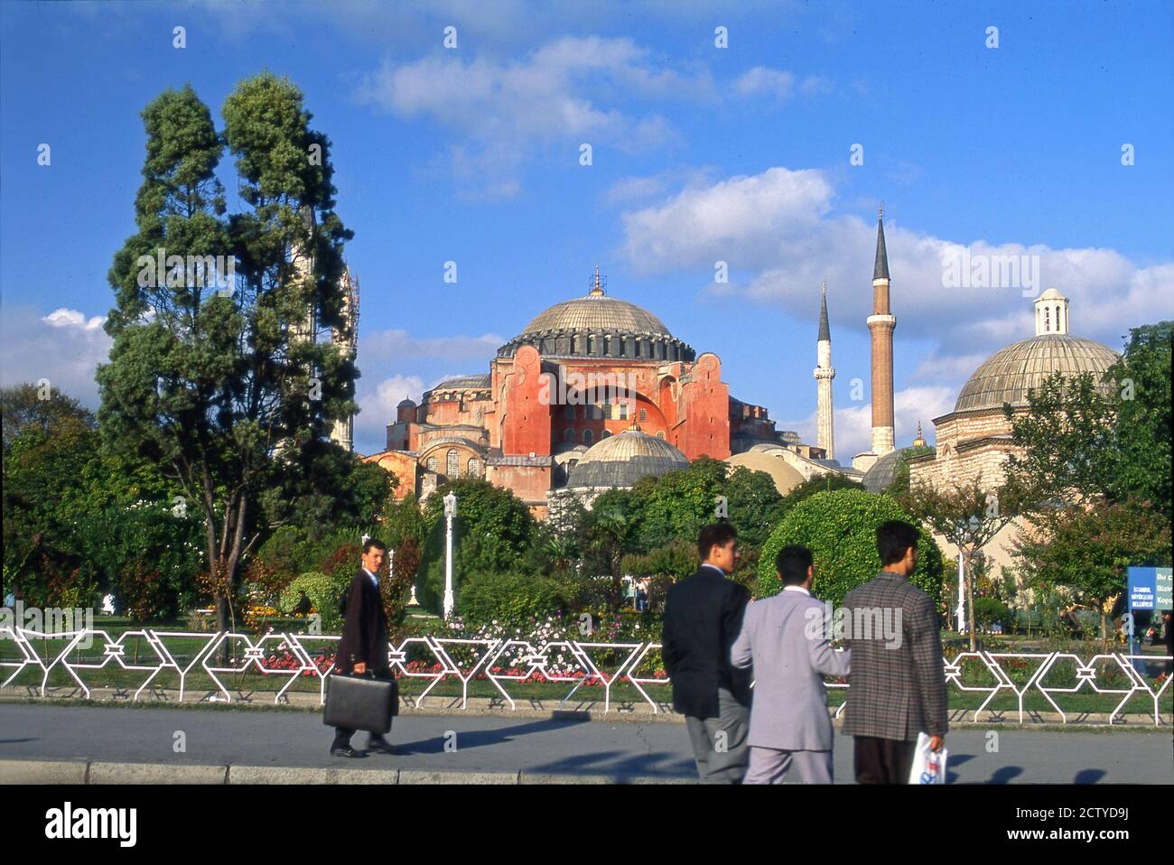 Geschäftsleute laufen an der Hagia Sophia in Istanbul, Türkei, vorbei Stockfoto