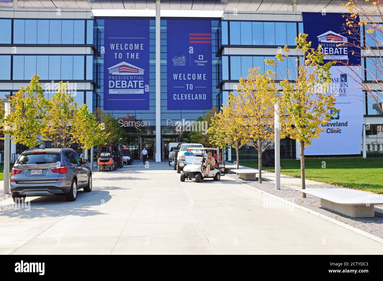 Cleveland, USA. September 2020. Arbeiter bereiten sich auf die bevorstehende Präsidentschaftsdebatte 2020 vor, die am 29. September 2020 im Sheila and Eric Samson Pavilion in Cleveland, Ohio, USA, stattfand. Der Pavillon auf dem Campus der Cleveland Clinic beherbergt in Zusammenarbeit mit der Case Western Reserve University die erste US-Präsidentschaftsdebatte 2020 zwischen Donald Trump und Joe Biden. Stockfoto