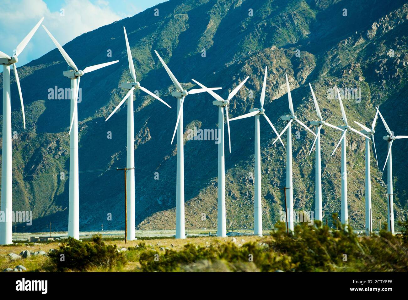 Windturbinen vor einem Berg, Palm Springs, Riverside County, Kalifornien, USA Stockfoto