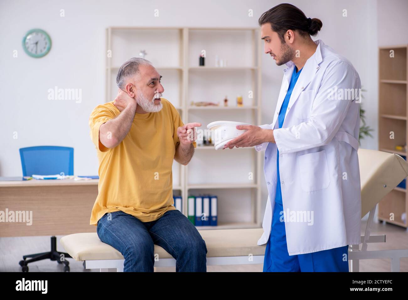 Alter Hals verletzten Mann besucht jungen Arzt Stockfoto