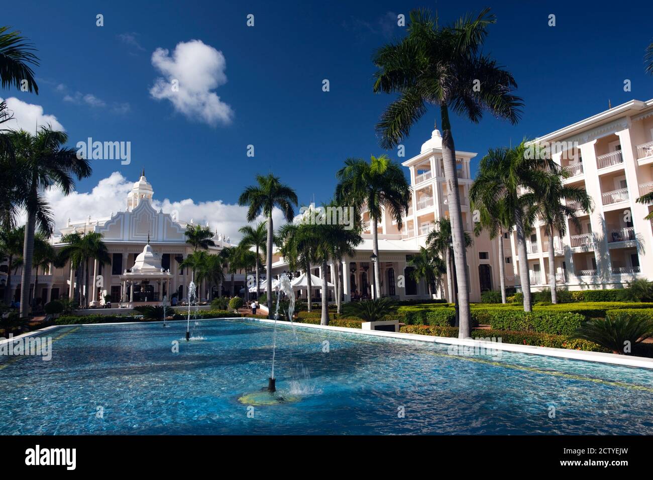 Springbrunnen im Pool im RIU Palace Punta Cana Hotel, Bavaro, Punta Cana, Dominikanische Republik Stockfoto