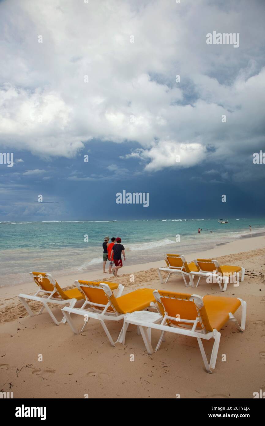 Touristen am Strand, Bavaro, Punta Cana, Dominikanische Republik Stockfoto