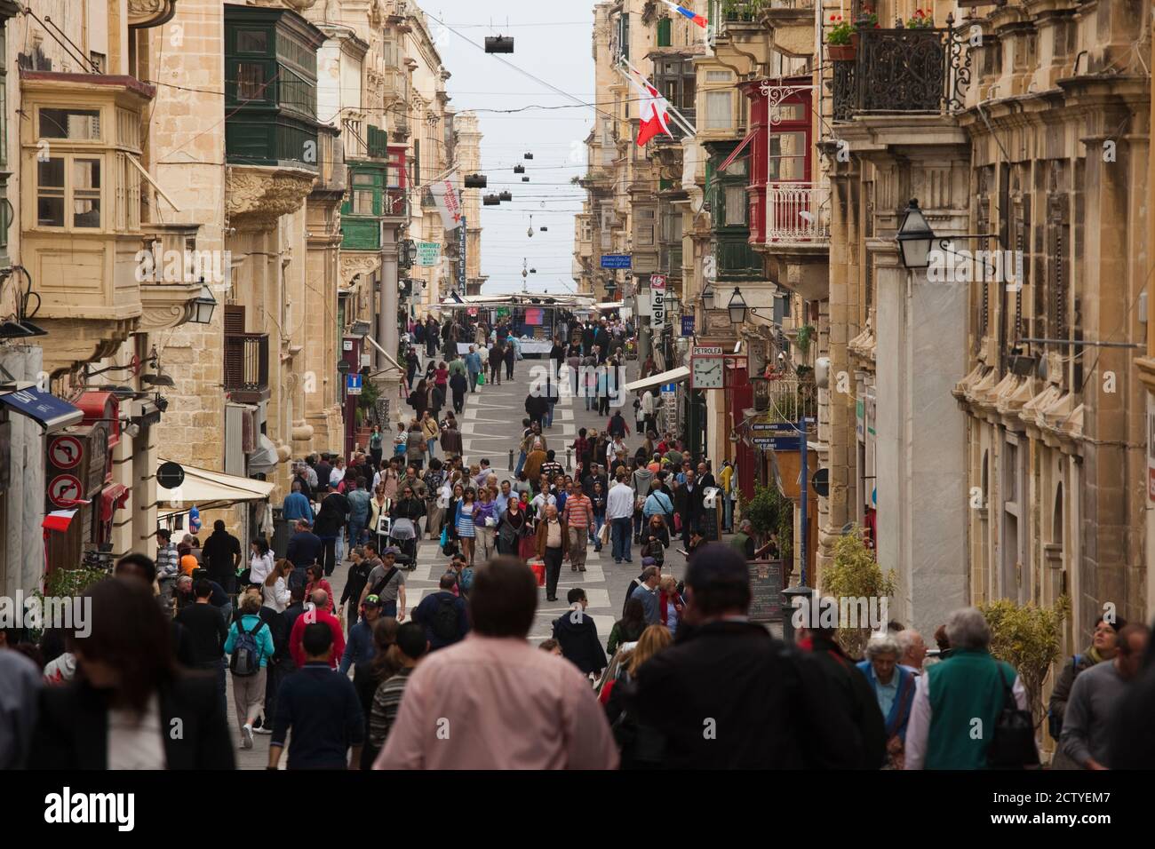 Fußgänger auf der Triq ir-Republika, Valletta, Malta Stockfoto