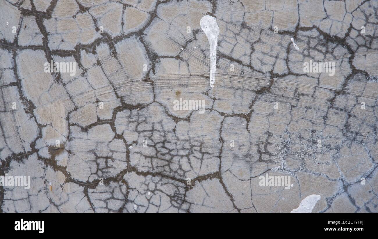 Rissige Betonstruktur mit einem Spritzer Farbe Stockfoto