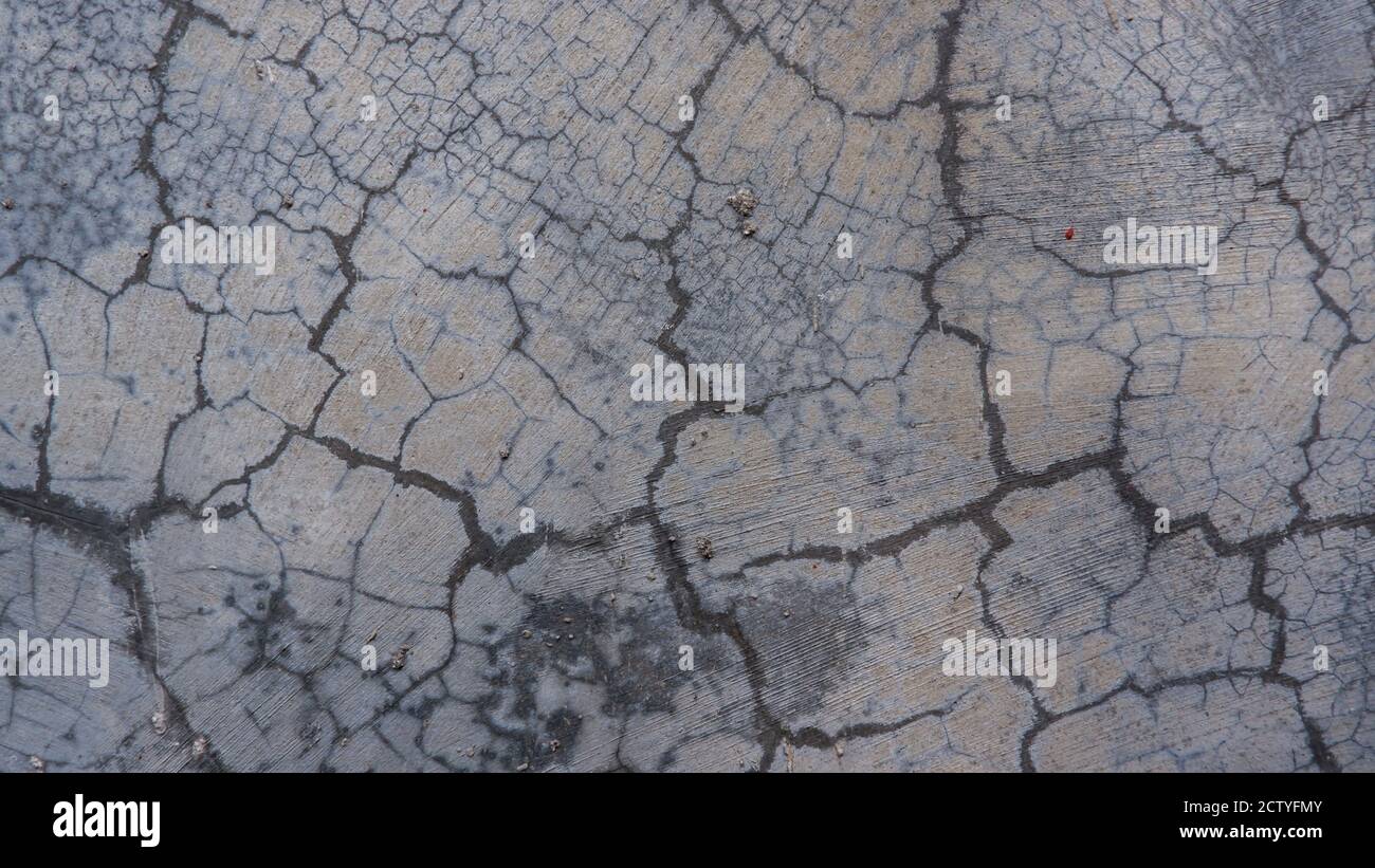 Rissige Betonstruktur mit einem Spritzer Farbe Stockfoto