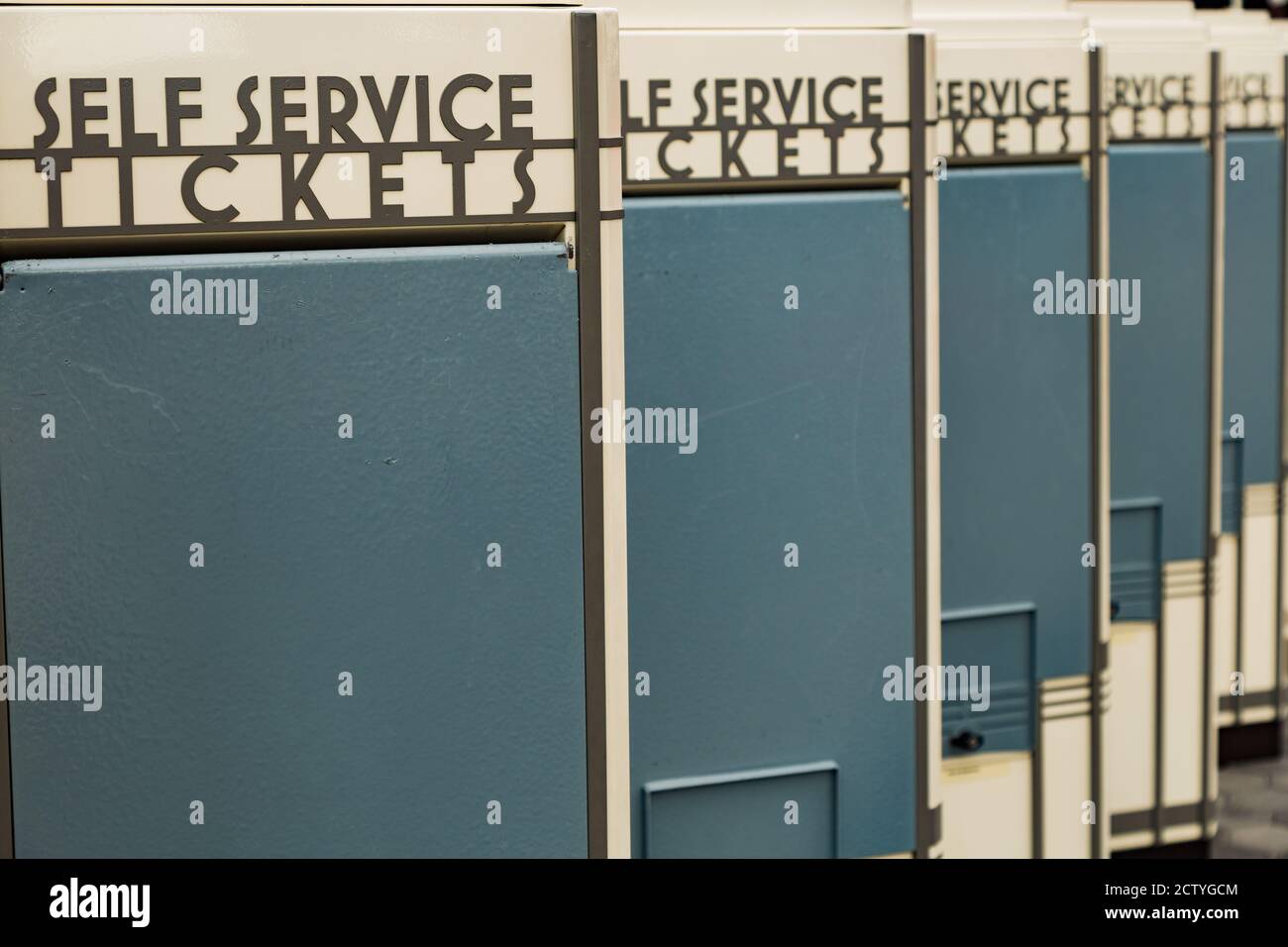 Leere Self-Service-Ticketautomaten in einer Reihe Stockfoto