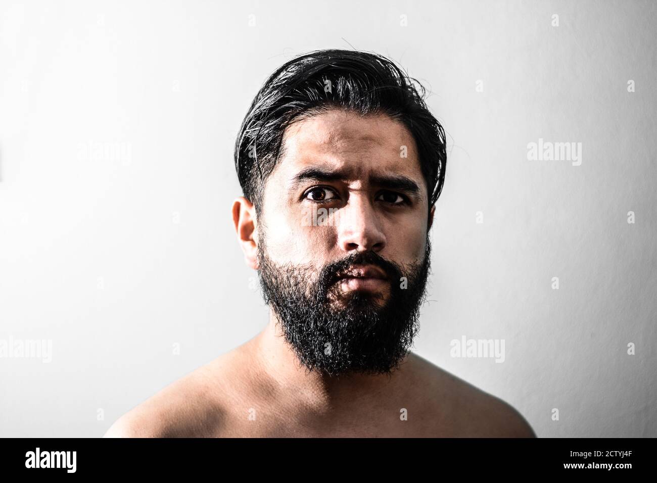lateinisches Bärtenportrait, bärtenportrait mit weißem Hintergrund Stockfoto