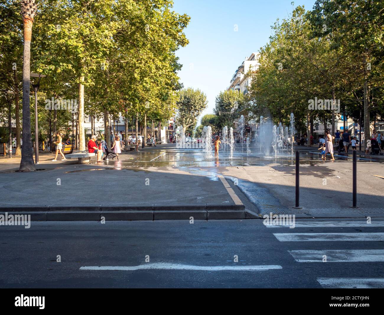 Brunnen auf dem De Gaulle Platz in Antibes an der französischen Riviera Im Sommer Stockfoto