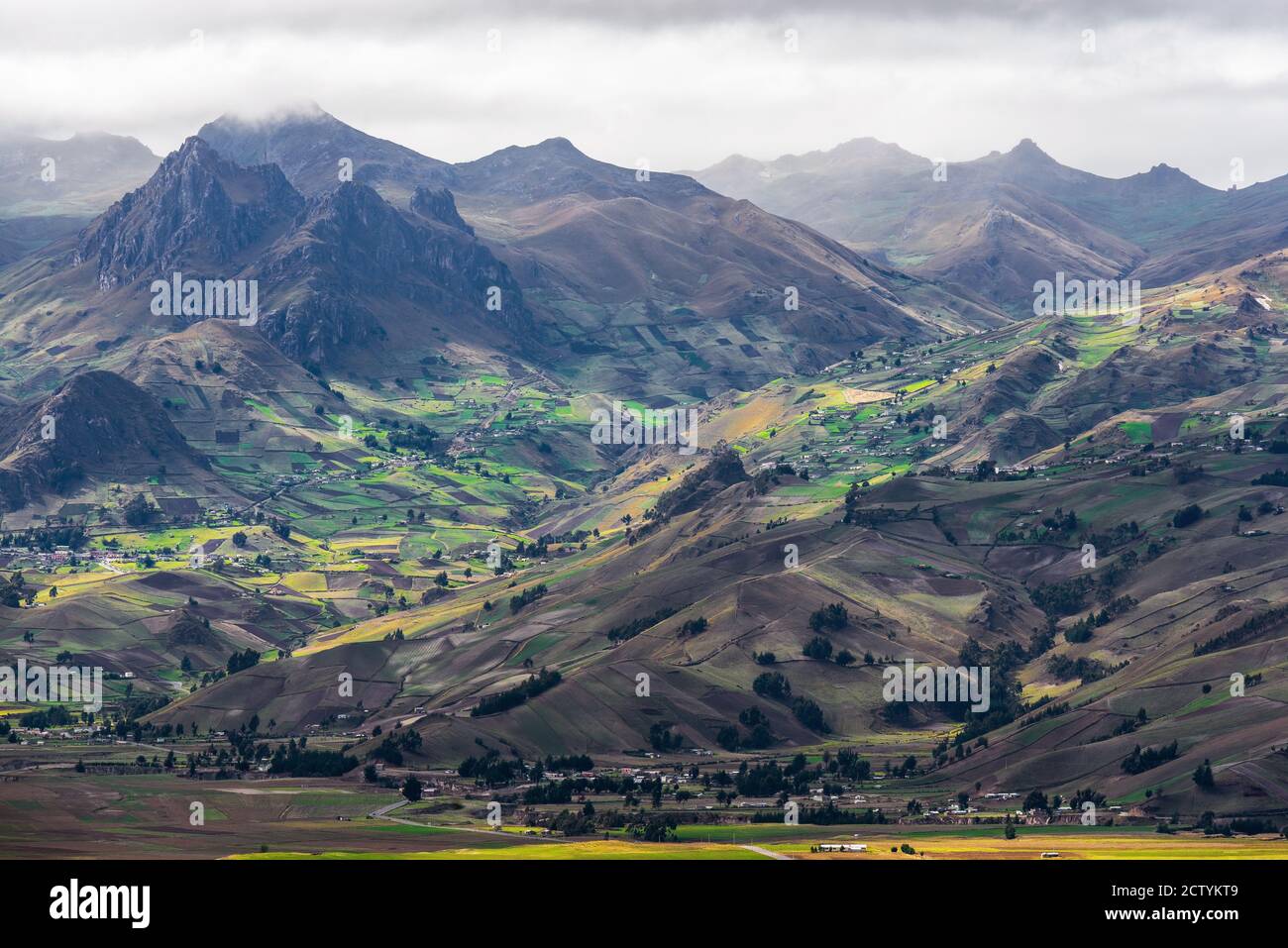 Dramatische Hochgebirgslandschaft der Anden mit Ackerflächen in der Nähe von Quito, Ecuador. Stockfoto