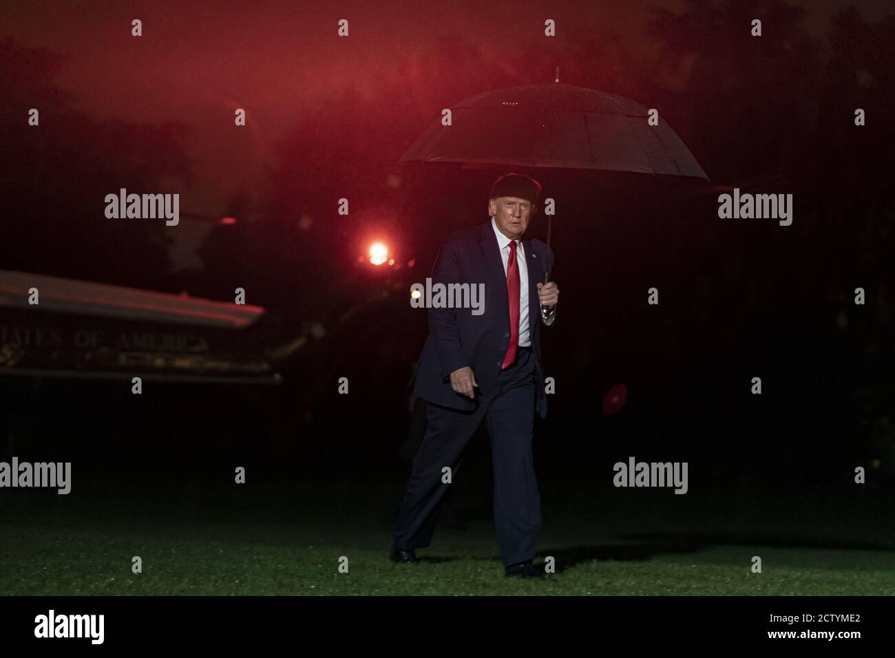 Washington, Usa. September 2020. US-Präsident Donald Trump geht von Marine One aus nach einer Wahlkampfveranstaltung am 25. September 2020 in Washington, DC, ins Weiße Haus zurück. Trump kämpfte in Newport News, Virginia, bevor er ins Weiße Haus zurückkehrte. Foto von Alex Edelman/UPI Kredit: UPI/Alamy Live News Stockfoto
