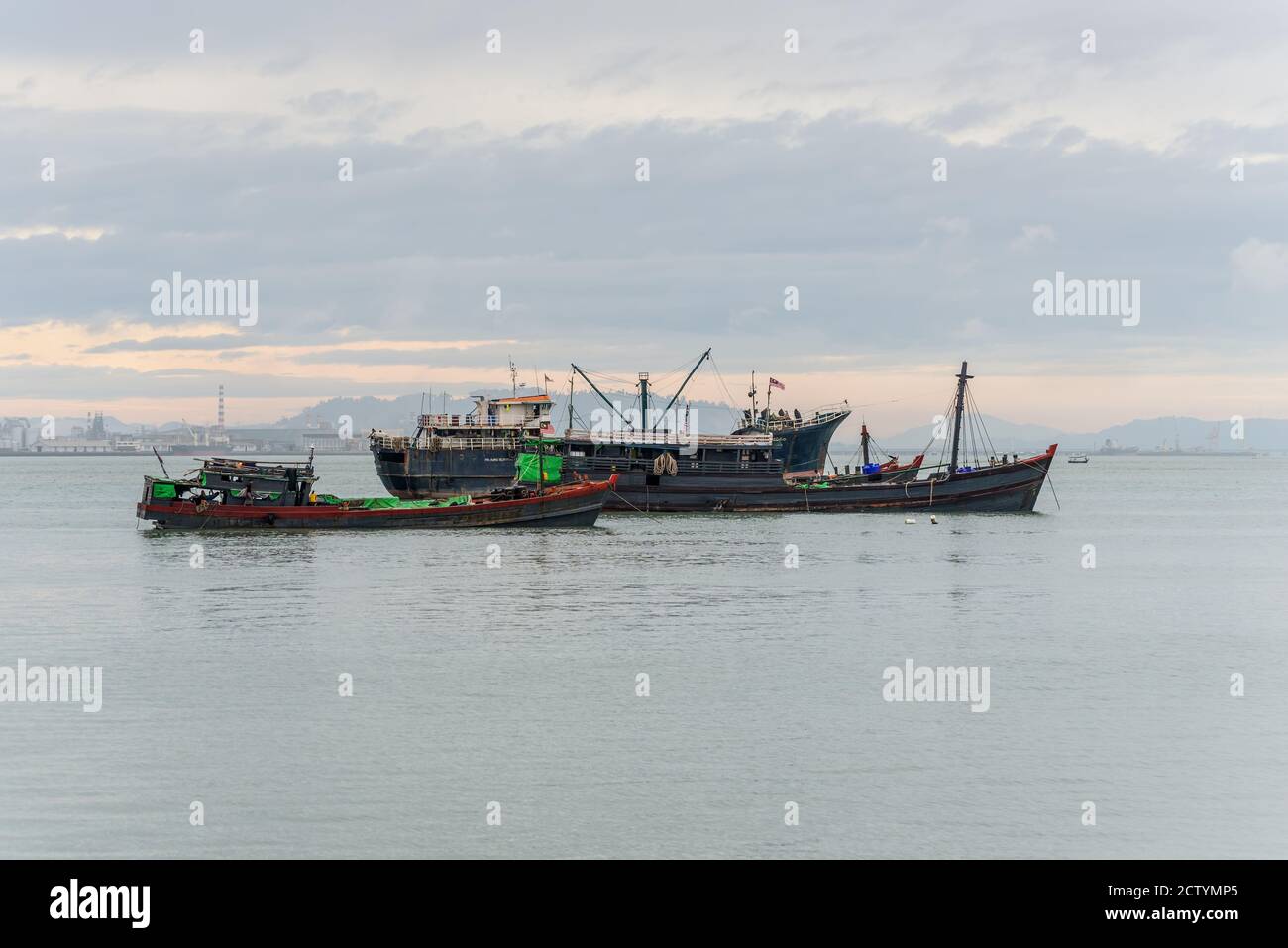 George Town, Penang, Malaysia - 1. Dezember 2019: Hafenansicht mit verankerten Schiffen von einem der Clan-Anlegestellen im historischen George Town, Penang, M Stockfoto