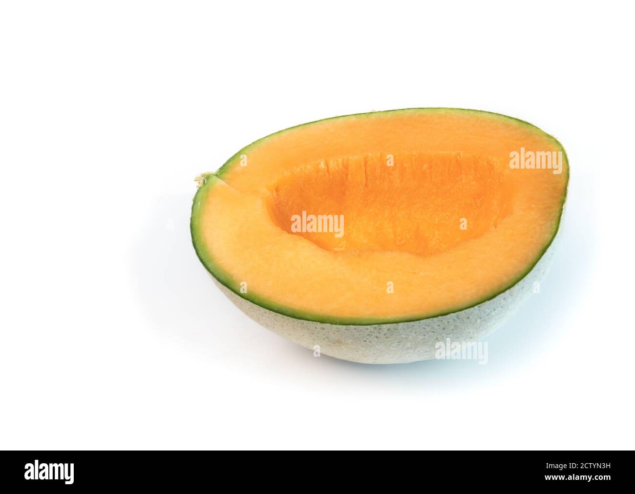Melone in der Mitte mit den Samen ausgesaugt geschnitten. Auch bekannt als Steinmelone, süße Melone oder Spanspek (Cucumis melo). Orange süßes Fleisch, Netzrinde. Stockfoto