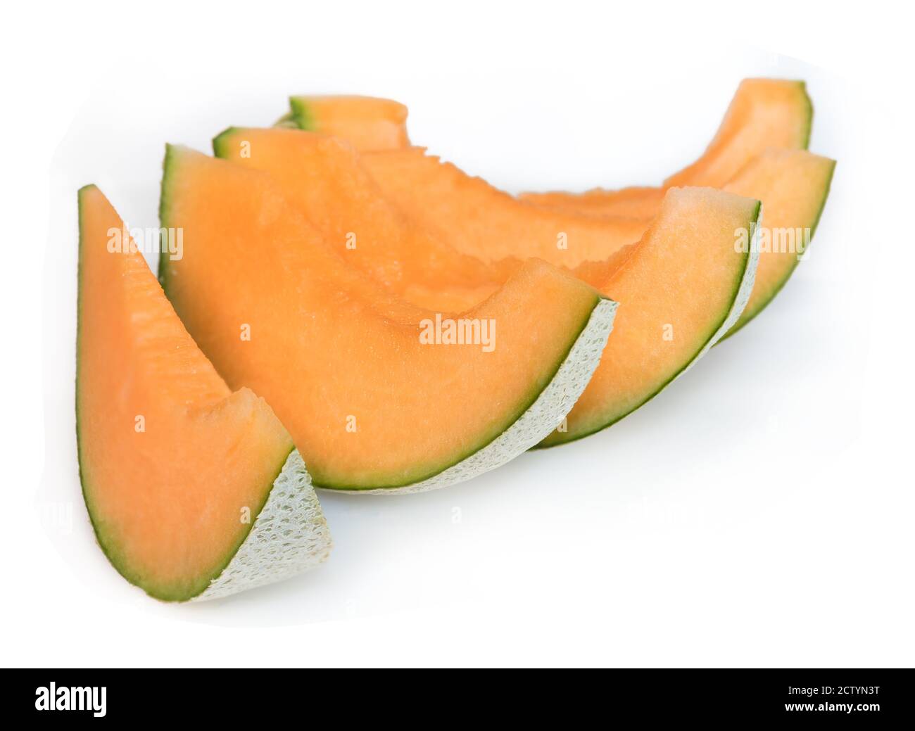 Melonenscheiben in kreisförmiger Anordnung. Snack-Größe. Auch bekannt als Steinmelone, süße Melone oder Spanspek (Cucumis melo). Orange süßes Fleisch. Stockfoto