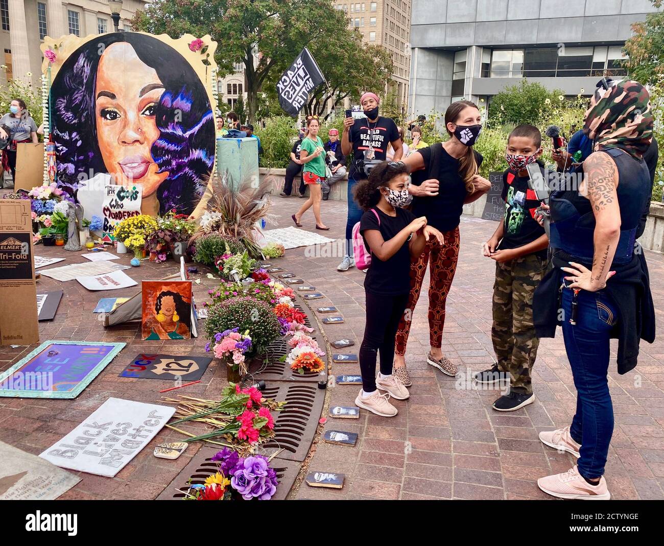 Louisville, Kentucky, USA. September 2020. Kinder und ihre Mütter sprechen über das Breonna Taylor Memorial, während Demonstranten für den marsch für Gerechtigkeit gelesen werden. Quelle: Amy Katz/ZUMA Wire/Alamy Live News Stockfoto