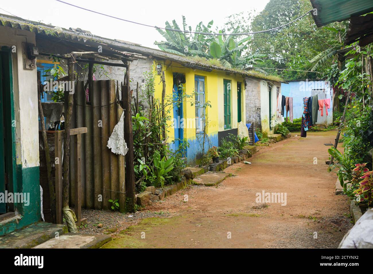 Ein ländliches Haus aus Ziegeln und Schlamm in Indien mit vielen Menschen zusammen leben. Indien Kerala Tamil Nadu Street Life Fotografie. Stockfoto