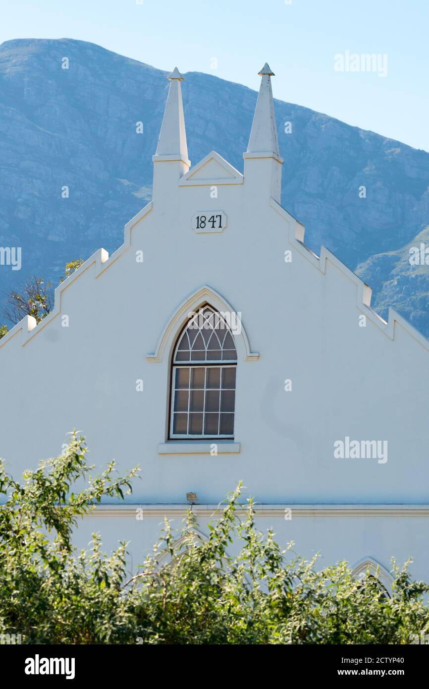 Historische alte Kirche Giebel mit Datum 1847 eingeschrieben in Franschhoek, Cape Winelands, Südafrika Stockfoto