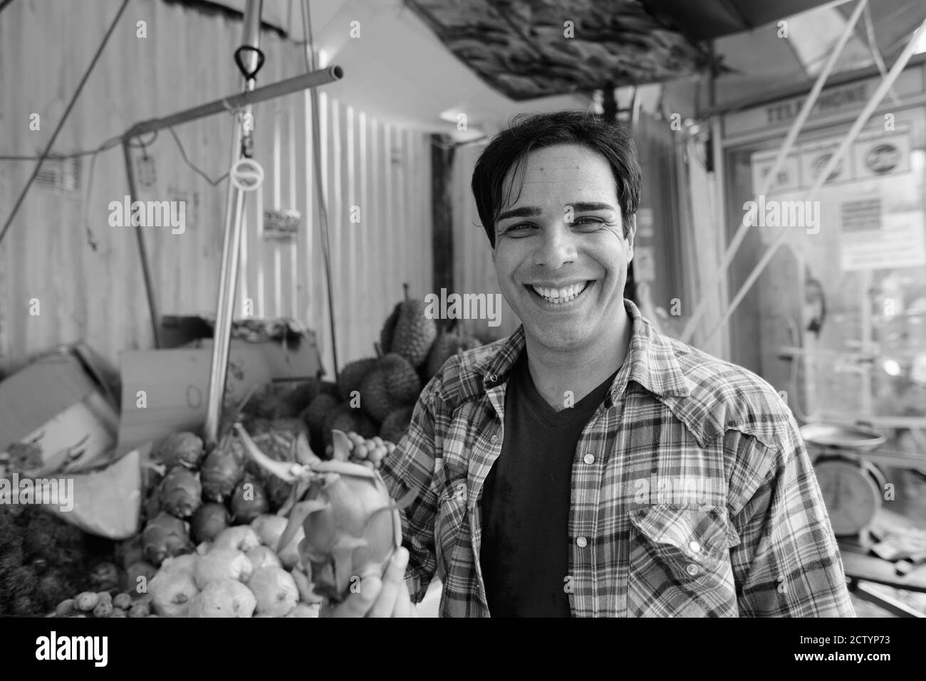 Porträt eines schönen persischen Touristen Mann erkunden die Stadt Stockfoto