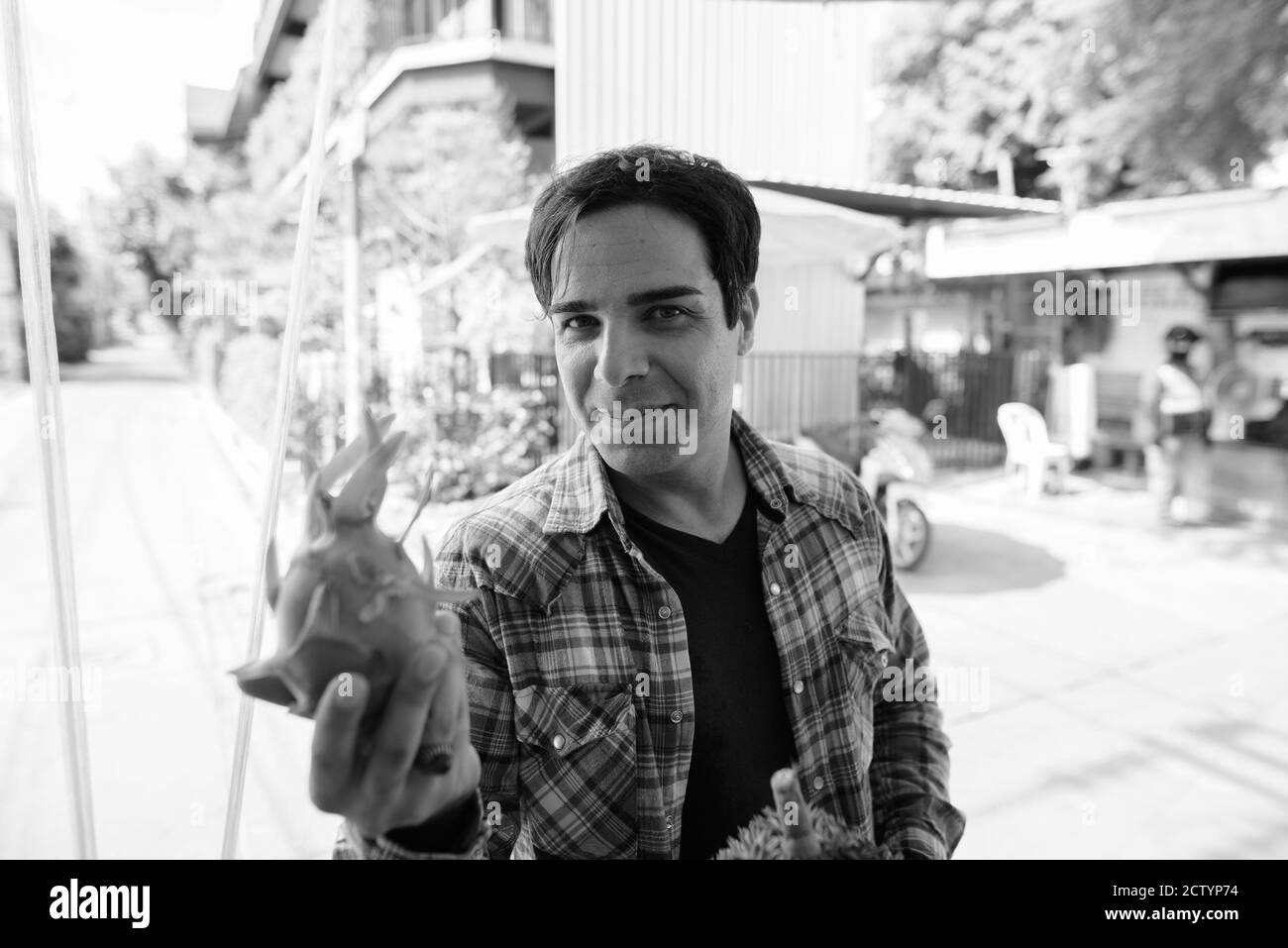 Porträt eines schönen persischen Touristen Mann erkunden die Stadt Stockfoto