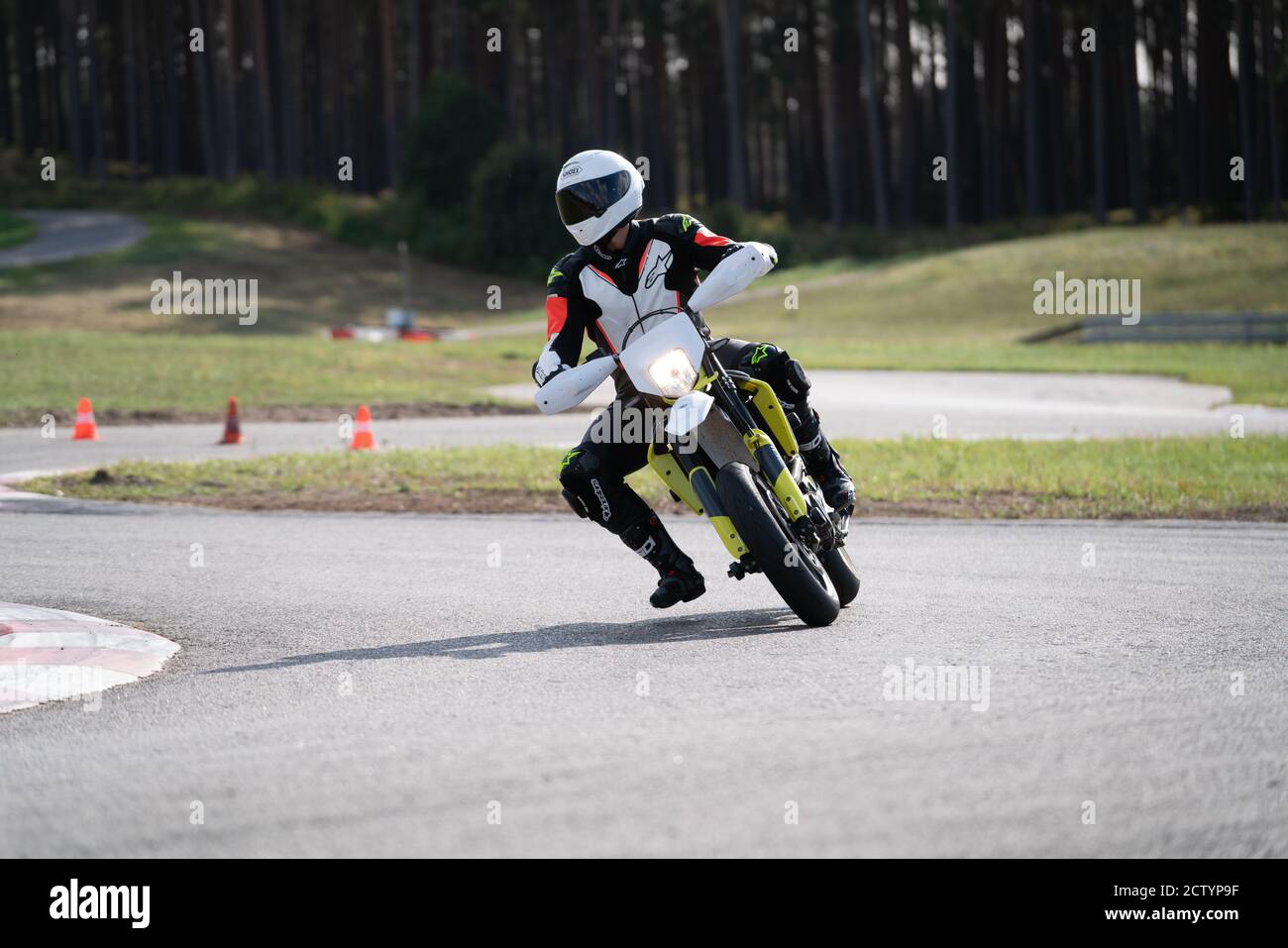 Motorrad Übung in einer schnellen Ecke auf der Strecke gelehnt. Stockfoto