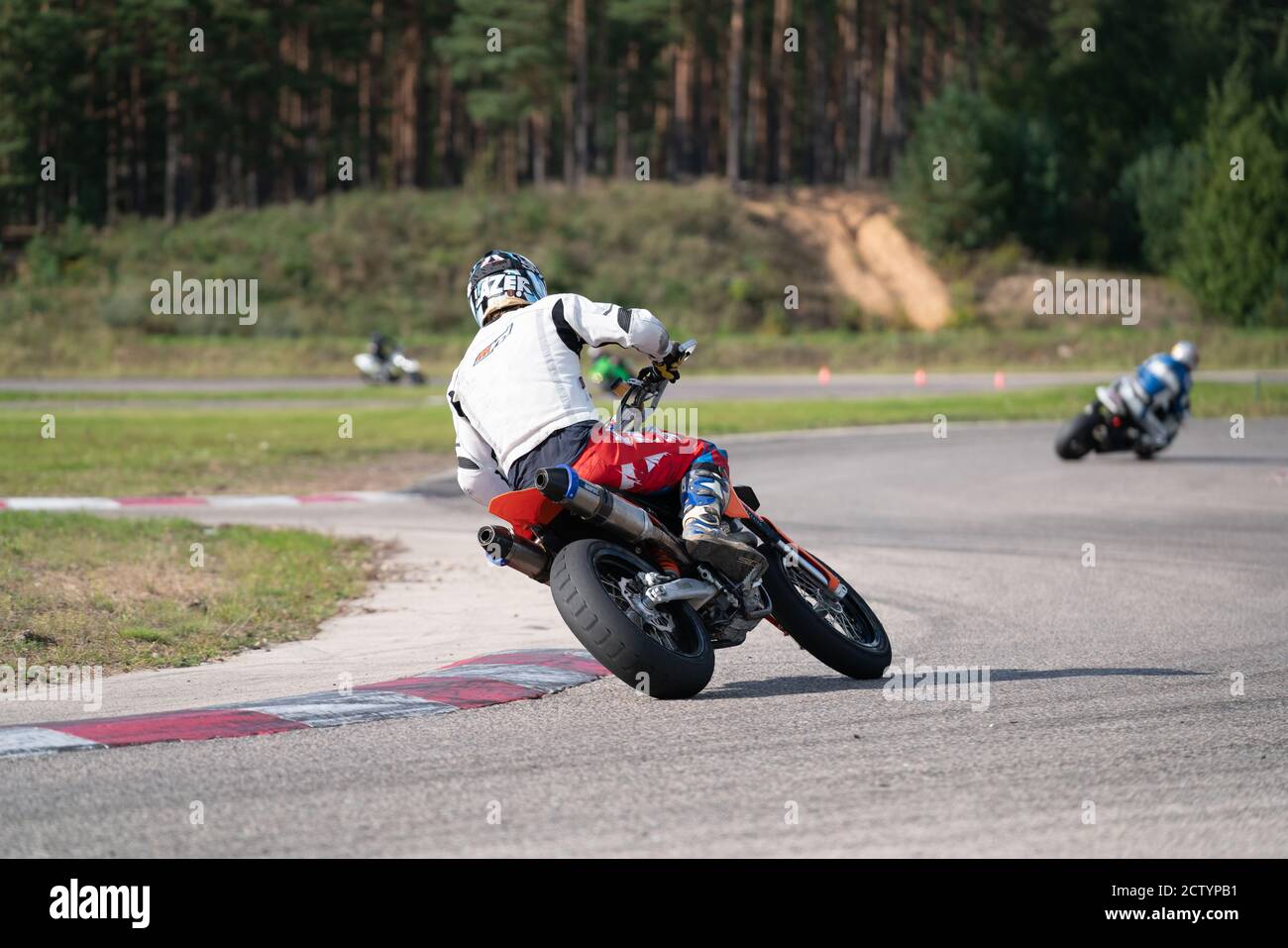 Motorrad Übung in einer schnellen Ecke auf der Strecke gelehnt. Stockfoto