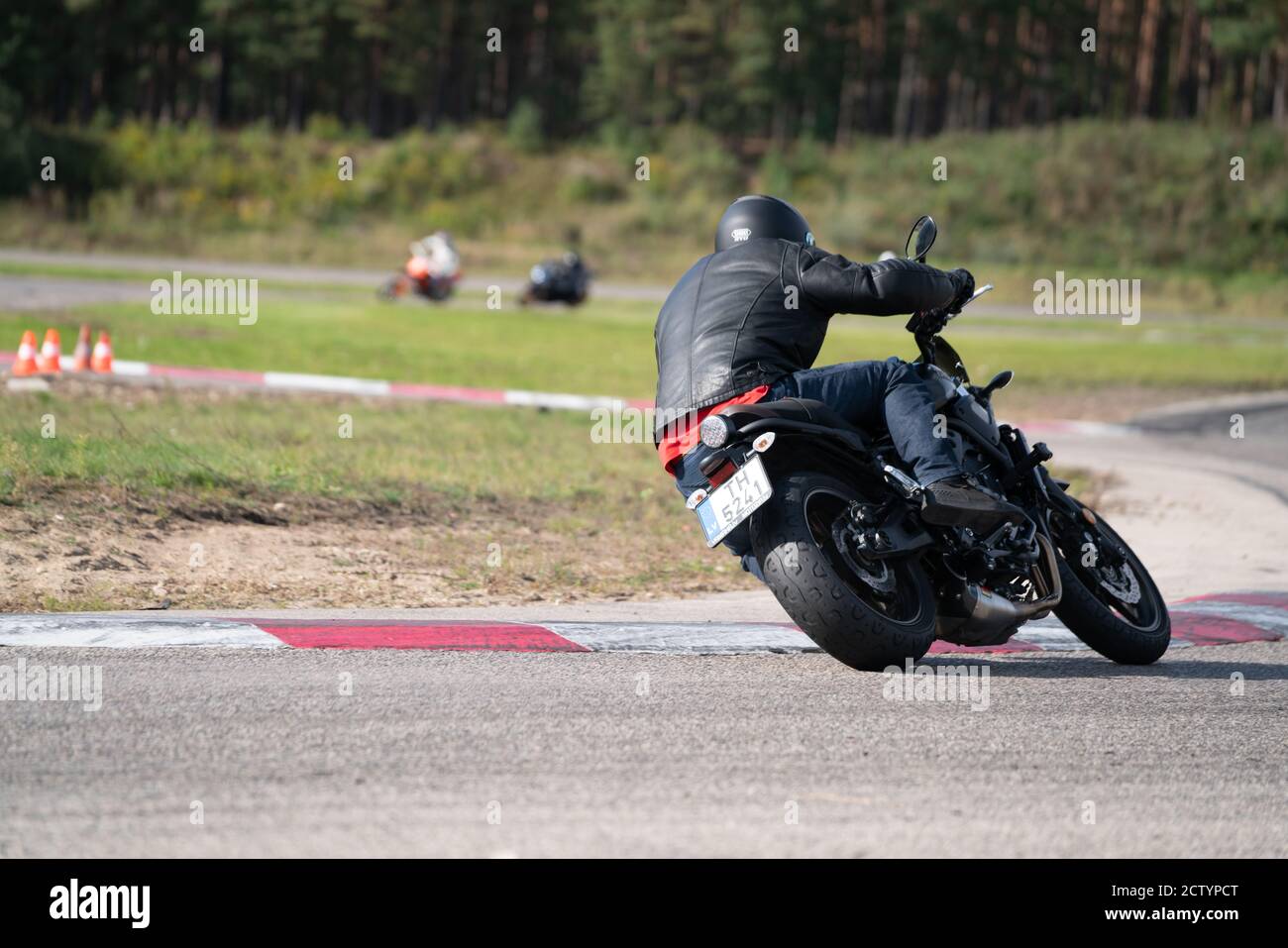 Motorrad Übung in einer schnellen Ecke auf der Strecke gelehnt. Stockfoto