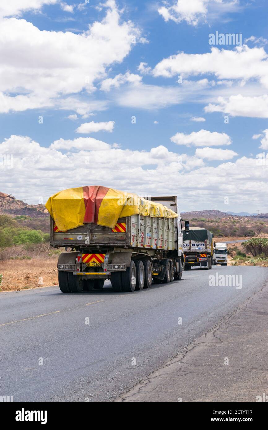 Ein großer Lastwagen, der auf der Mombasa Autobahn unterwegs ist und Waren transportiert, Kenia Stockfoto