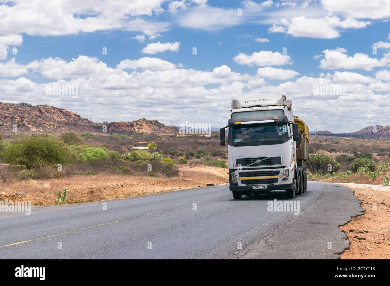 Ein großer Lastwagen, der auf der Mombasa Autobahn unterwegs ist und Waren transportiert, Kenia Stockfoto