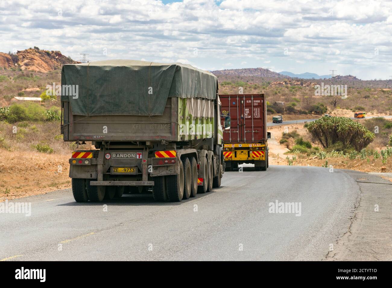Ein großer Lastwagen, der auf der Mombasa Autobahn unterwegs ist und Waren transportiert, Kenia Stockfoto