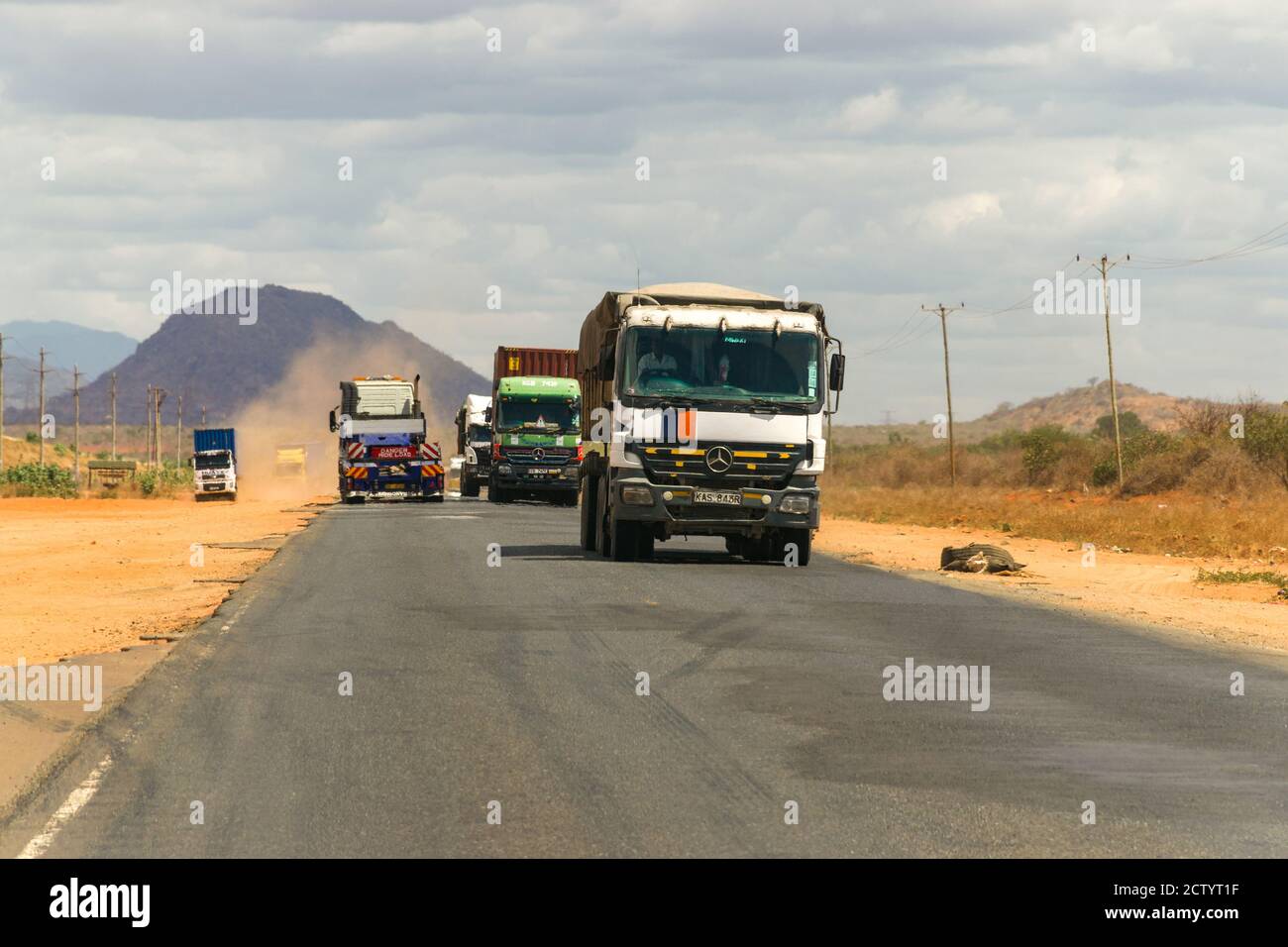 Große Lastwagen fahren entlang der Autobahn Mombasa Güterverkehr, Kenia Stockfoto