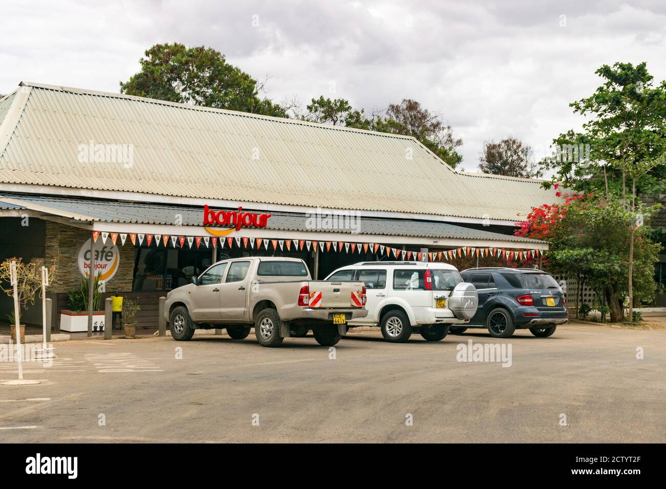 Total Tankstelle Bonjour Rest Stop mit Fahrzeugen geparkt draußen, Mombasa Highway, VOI, Kenia Stockfoto