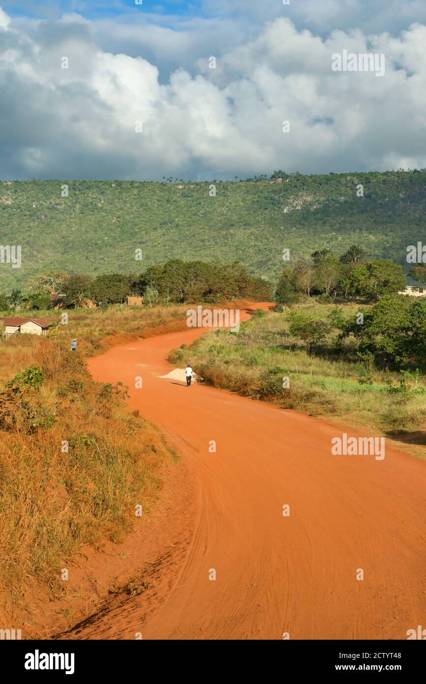 Ein Abschnitt der unbefestigten C106-Straße mit Shimb Hills im Hintergrund, Kenia, Ostafrika Stockfoto