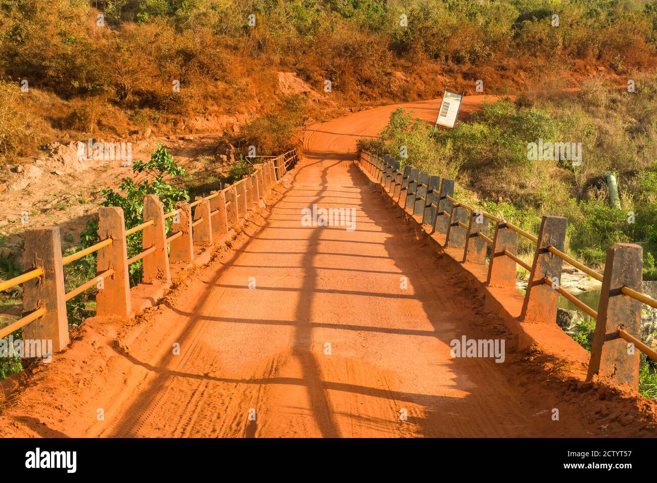 Eine kleine Brücke über einen Fluss, Kwale County, Kenia Stockfoto