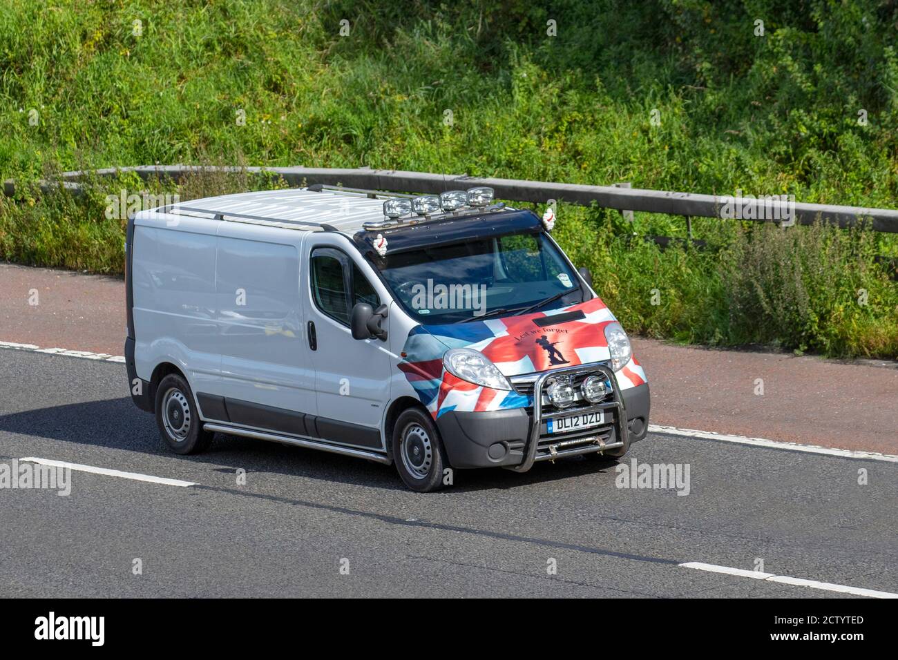 "Damit wir nicht vergessen" Zweiten Weltkrieg, Zweiten Weltkrieg, 2. Weltkrieg, 2. Weltkrieg, 1. Weltkrieg Aufkleber auf modifizierten Vauxhall Vivaro 2900 CDTI LWB van; Fahrzeuge bewegen, Autos, Fahrzeug fahren auf britischen Straßen, kundenspezifische Motoren, Autofahren auf der Autobahn M6 Straßennetz. Stockfoto