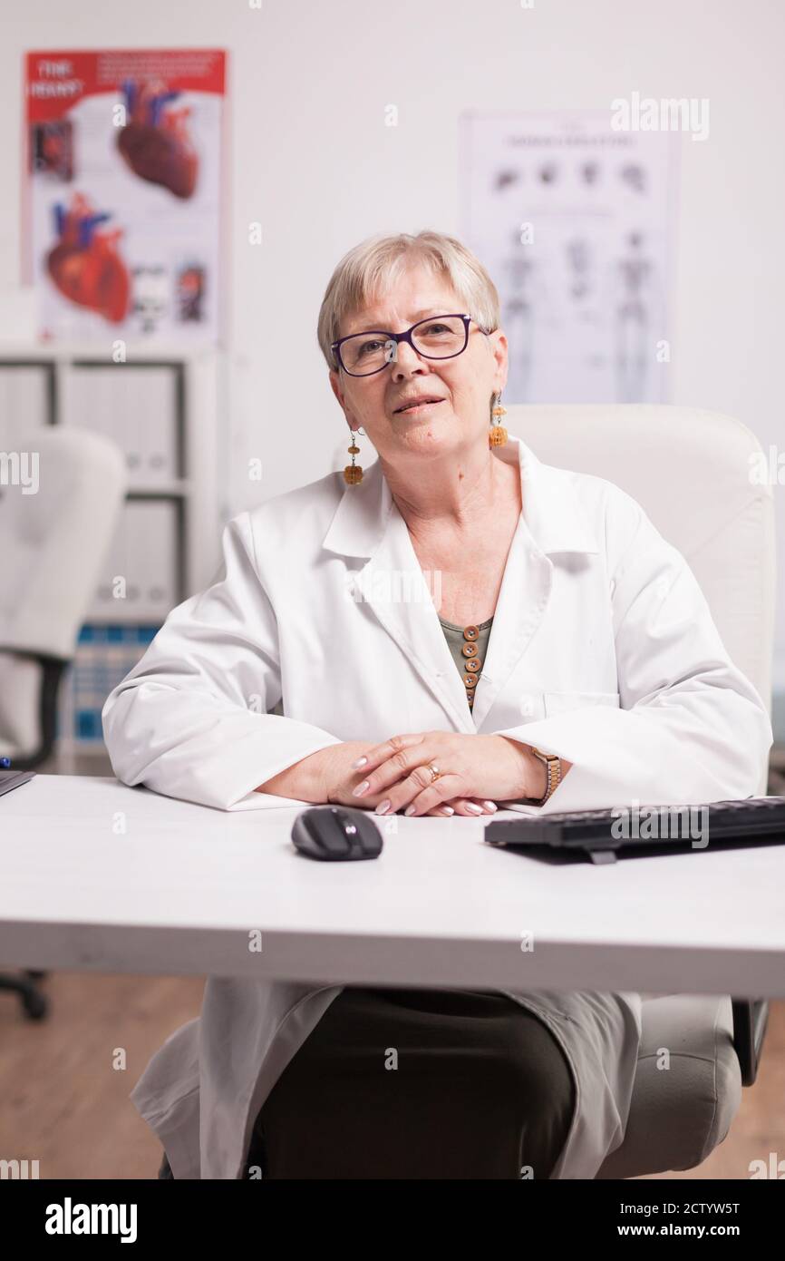 Reife weibliche Arzt in Klinik Schrank Blick auf Kamera. Stockfoto