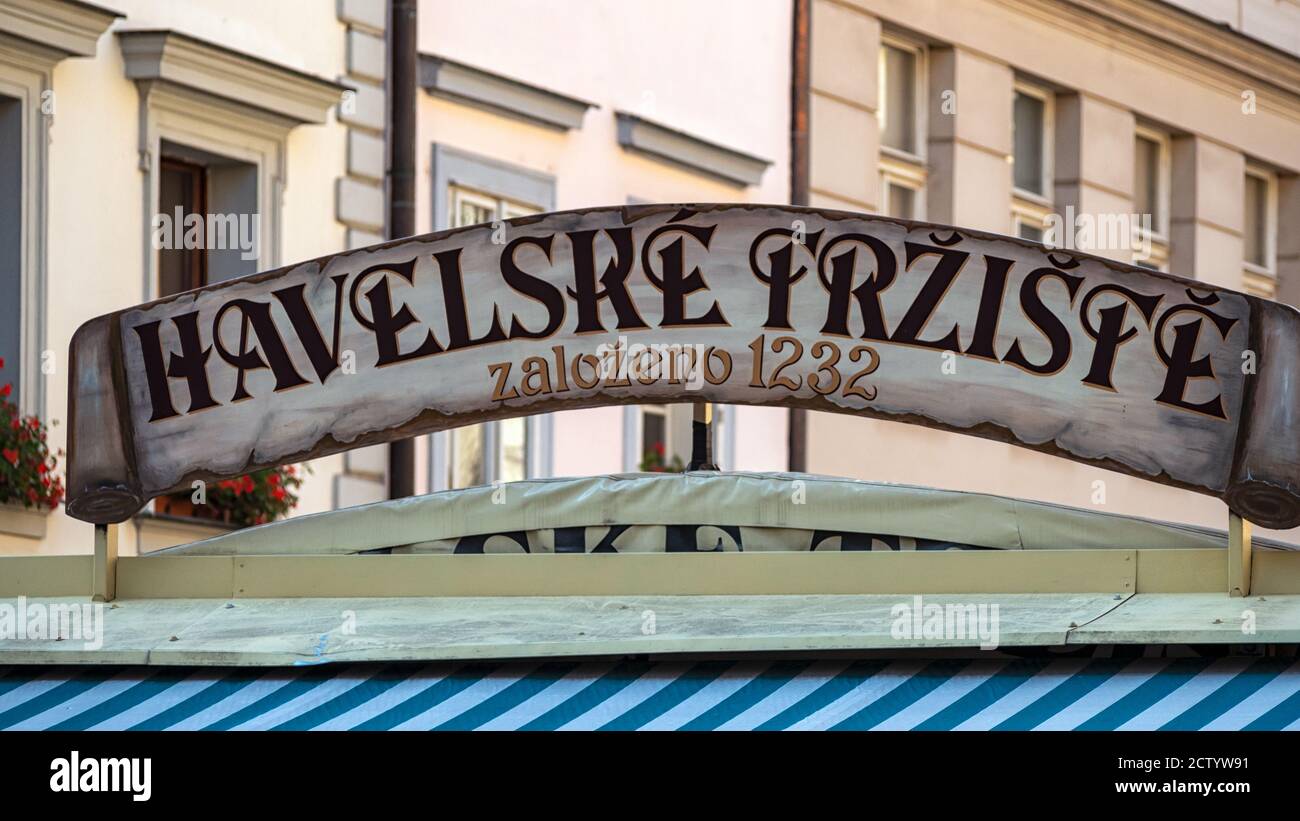 PRAG, TSCHECHISCHE REPUBLIK - 18. JULI 2019: Schild über dem Havelsky Markt - ein erhaltener Marktplatz in der Altstadt Stockfoto