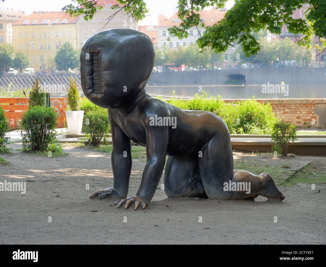PRAG, TSCHECHISCHE REPUBLIK - 18. JULI 2019: Riesige Baby-Statue (von David Cerny) im Kampa-Park neben dem Kampa-Museum Stockfoto