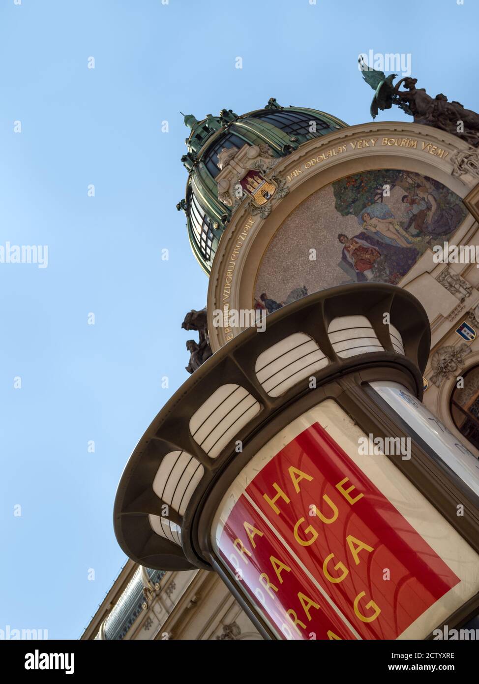 PRAG, TSCHECHISCHE REPUBLIK: Prager Stadtschild vor dem Gemeindehaus (Obecní dum) mit seiner Kuppel Stockfoto