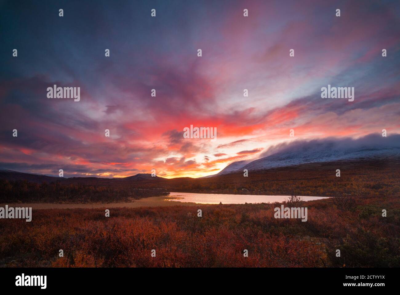 Farbenprächtiger Sonnenaufgang im September im Naturschutzgebiet Fokstumyra, Dovre, Norwegen. Stockfoto