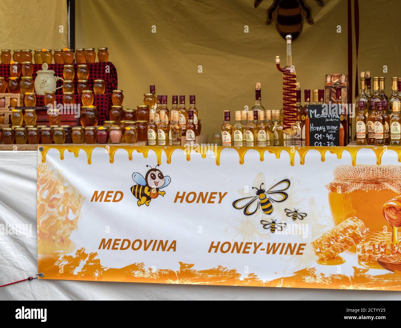 PRAG, TSCHECHISCHE REPUBLIK - 18. JULI 2019: Stall auf einem Straßenmarkt, der Honig, Met und Honigwein verkauft Stockfoto