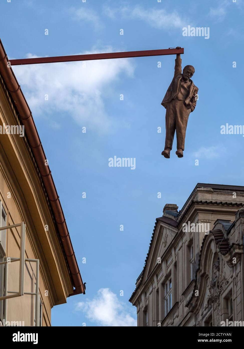 PRAG, TSCHECHISCHE REPUBLIK - 18. JULI 2019: Mann, der die Statue aushängend (von David Cerny) Stockfoto
