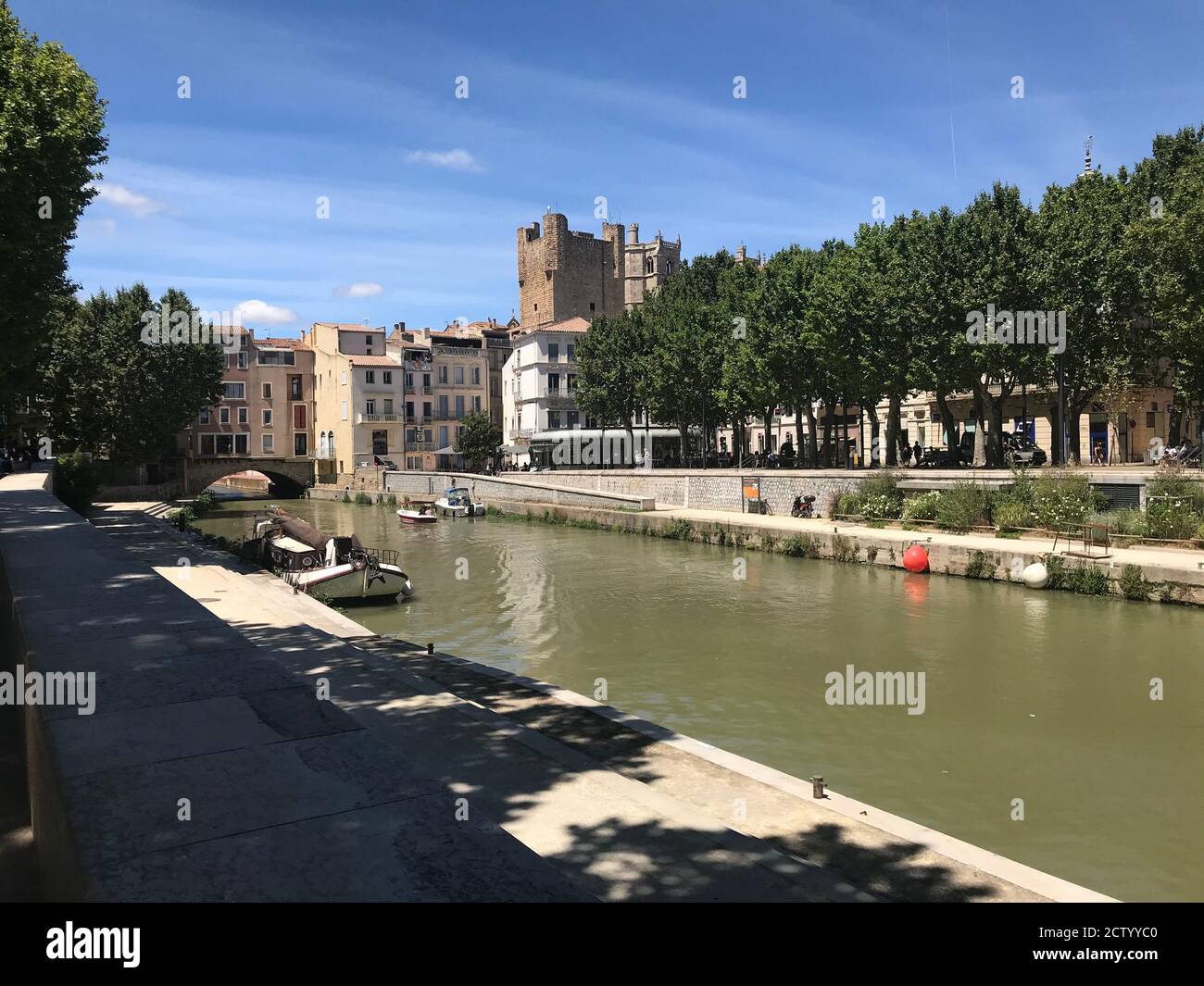 Canal de la Robine mit der mittelalterlichen gotischen Kathedrale Der Hintergrund in Narbonne Stockfoto