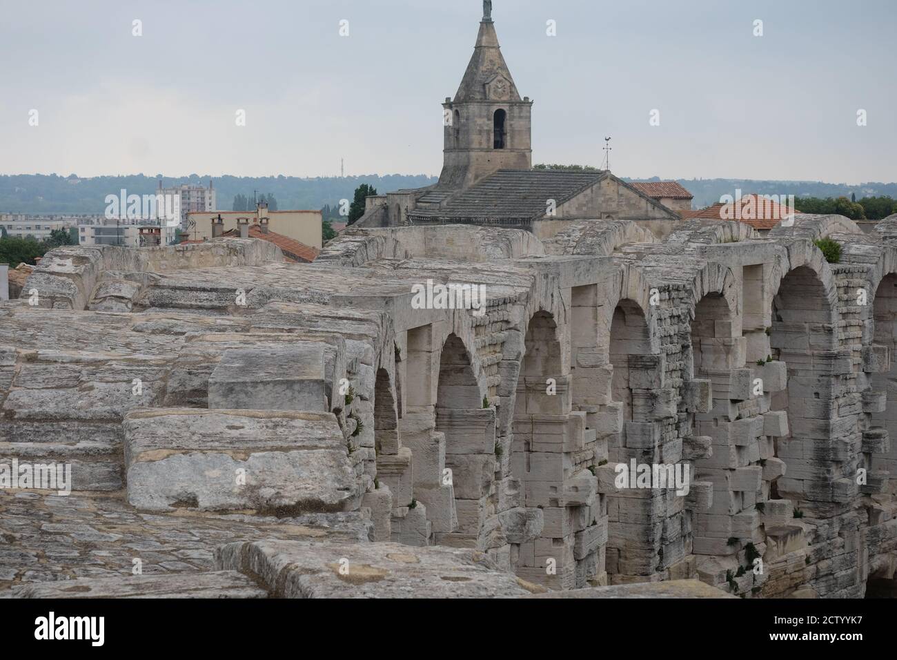 Faszinierende Bögen auf der oberen Ebene des antiken römischen Amphitheaters in Arles, Frankreich Stockfoto