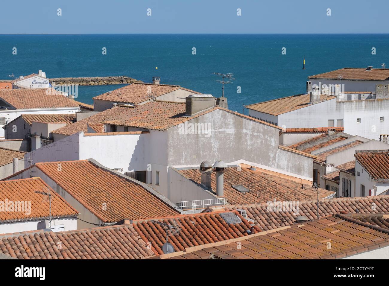 Blick über die Dächer der kleinen Häuser in Saintes Maries de la Mer, der Hauptstadt der französischen Camargue Stockfoto