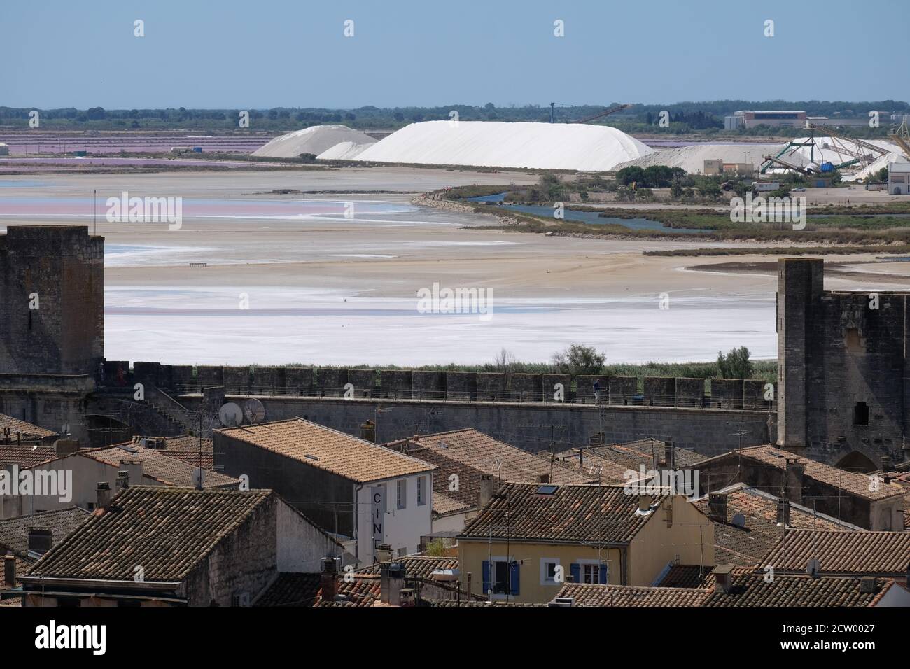 Blick von der mittelalterlichen Stadtmauer von Aigues Mortes in südfrankreich in Richtung der Salzwiesen der salinen wo Natürliches Salz wird geerntet Stockfoto