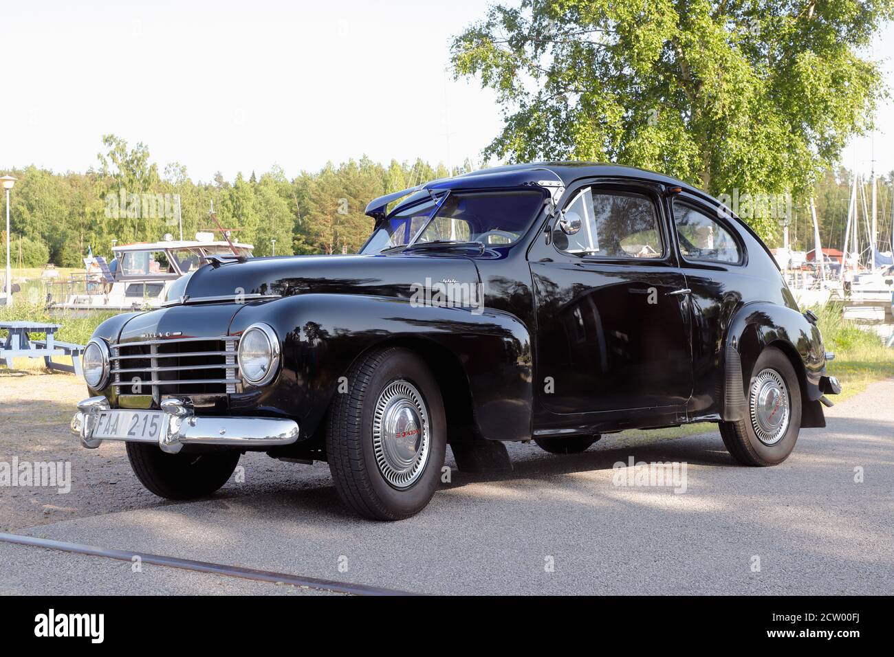 Spiken, Schweden - 23. Juni 2020: Seitenansicht eines stationären schwarzen Volvo PV 444-E von 1953. Stockfoto